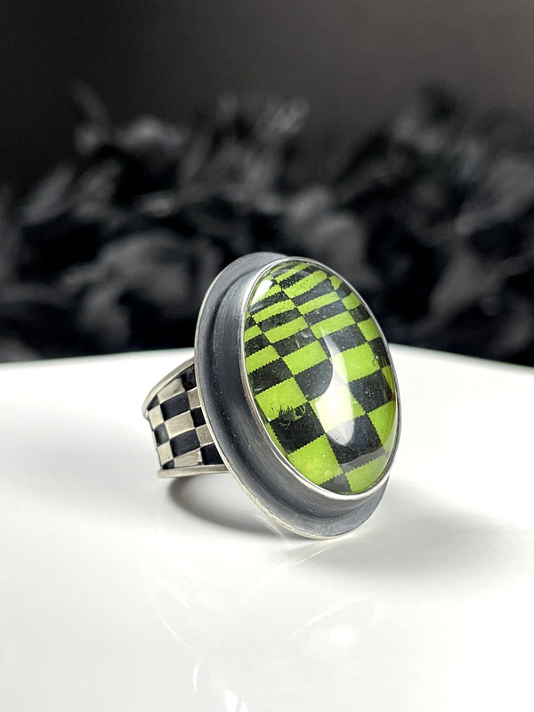 Green Glowing Quartz Illusion Ring - Size 7