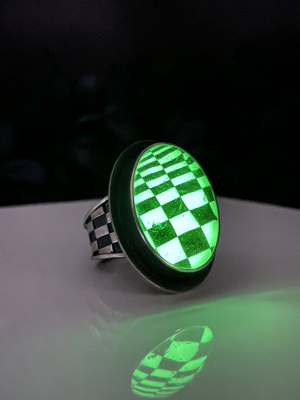 Green Glowing Quartz Illusion Ring - Size 7