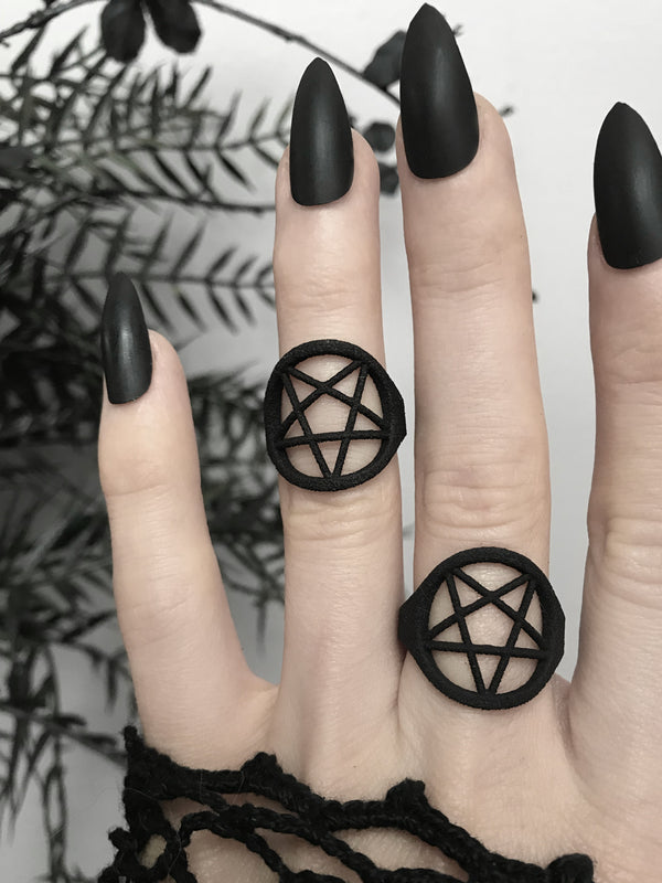 3d printed black pentagram ring worn by a gothic model with long black nails. Spooky style jewelry by Hypnovamp.